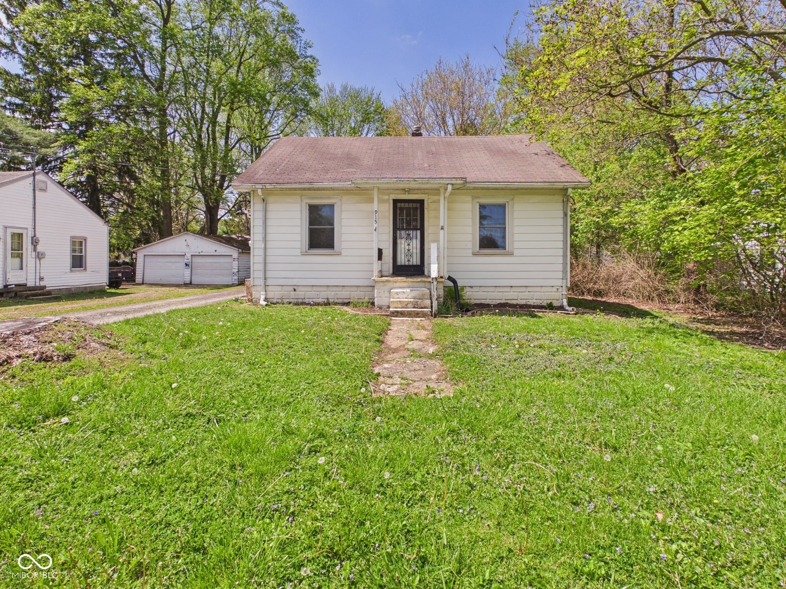 Photo of 915 Woodlawn Drive, Anderson, IN