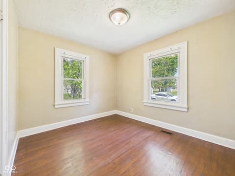 Photo of 915 Woodlawn Drive, Anderson, IN
