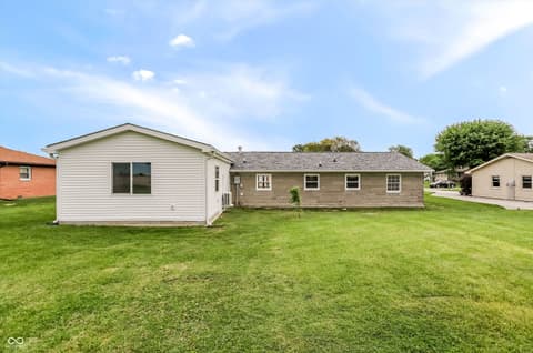 Photo of 2207 S Fairview Drive, Shelbyville, IN