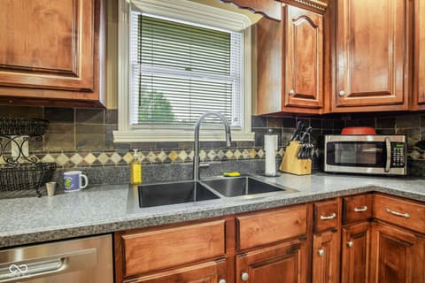 Photo of 325 E Levi Lane, Mooresville, IN