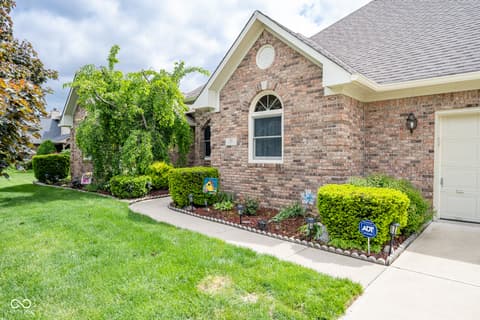 Photo of 231 Meadowview Lane, Greenwood, IN