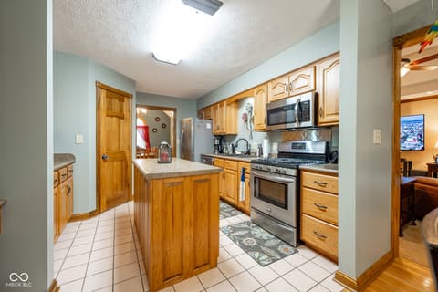 Photo of 231 Meadowview Lane, Greenwood, IN
