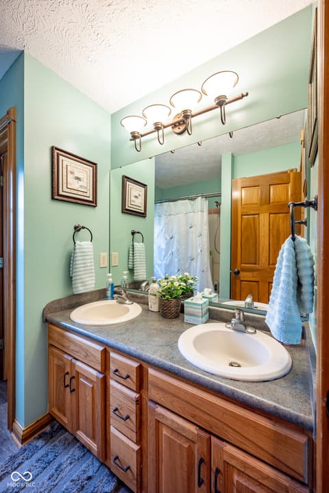 Photo of 231 Meadowview Lane, Greenwood, IN