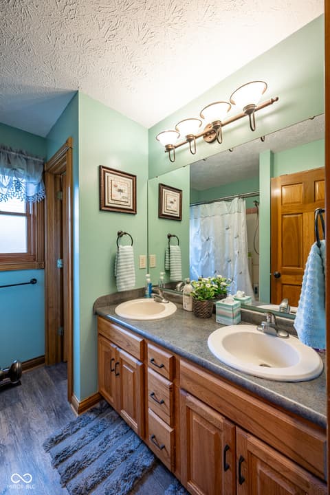 Photo of 231 Meadowview Lane, Greenwood, IN