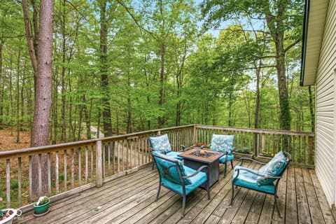 Outdoor living area at 6804 Erika Lane, Nashville, IN