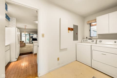 Laundry room at 1910 Summer Place, Anderson, IN