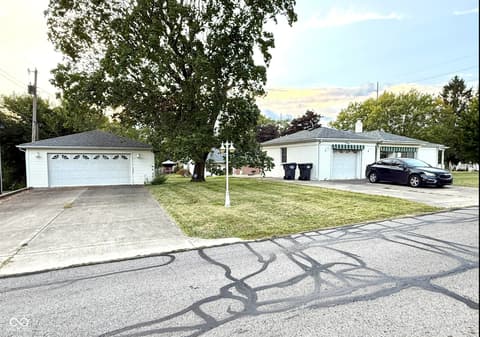 Garage at 1921 E 10th Street, Anderson, IN