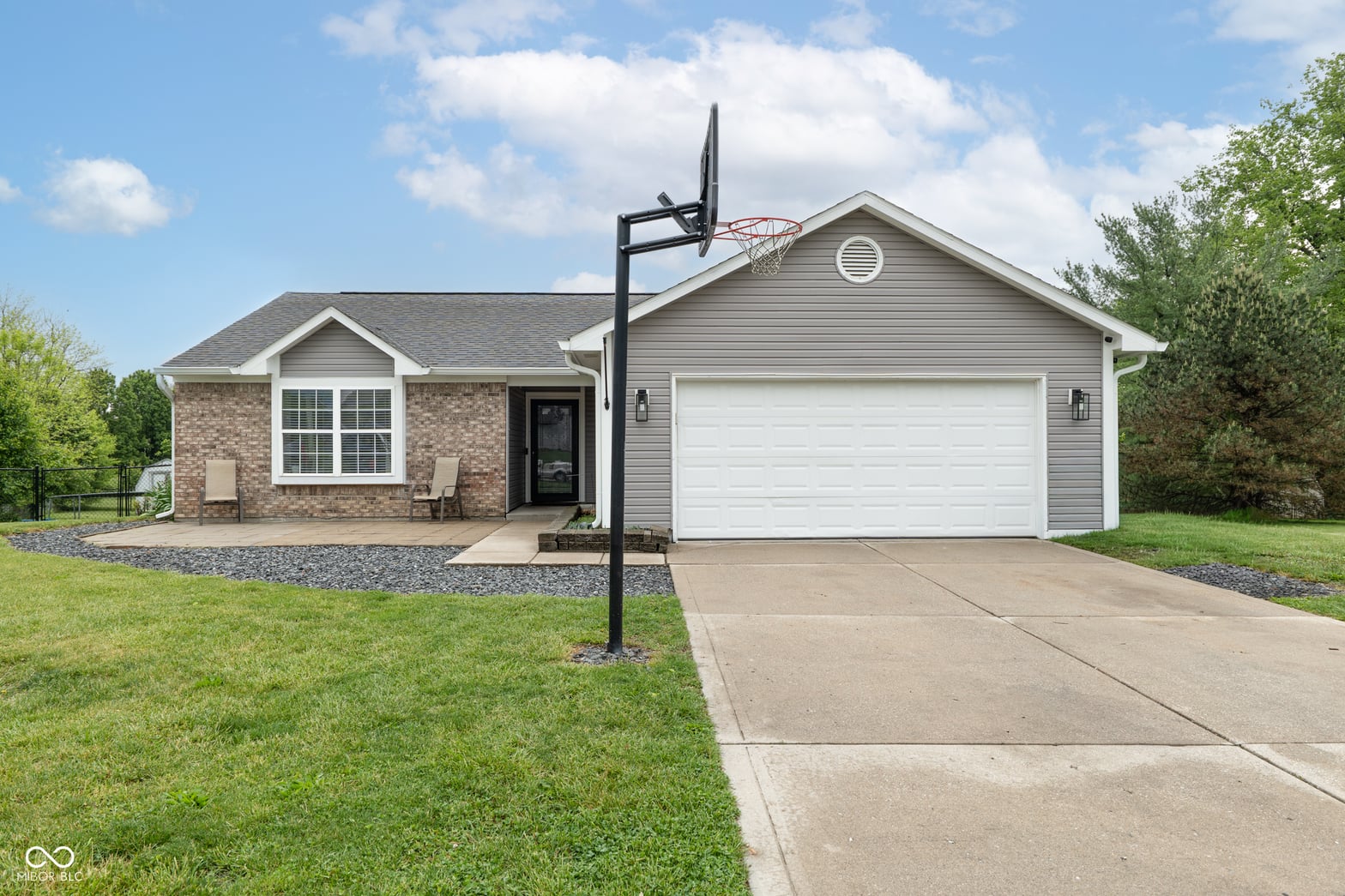 Front exterior at 221 Creekside Court, Whiteland, IN