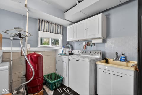 Laundry room at 1125 John-Bart Road, Lebanon, IN