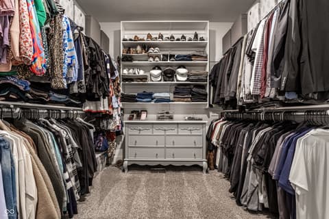 Walk In Closets — 195 N 300 W, Lebanon, IN