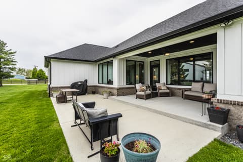 Outdoor living area at 195 N 300 W, Lebanon, IN