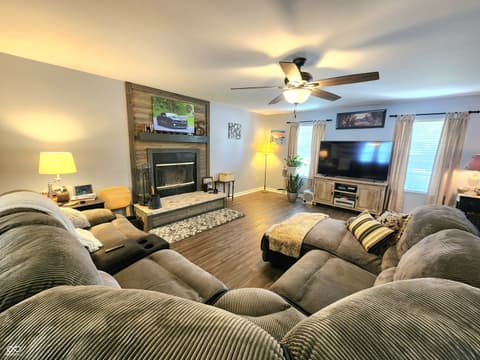 Photo of 152 Davis Drive, Whiteland, IN
