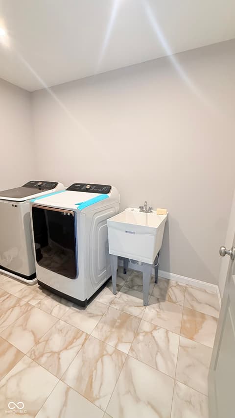 Laundry room at 6933 Bayview Run, McCordsville, IN