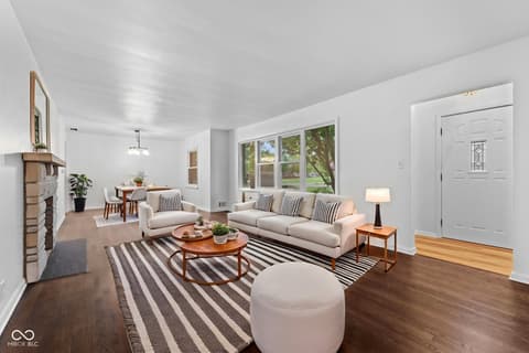 Living room at 1532 Weslow Court, Anderson, IN