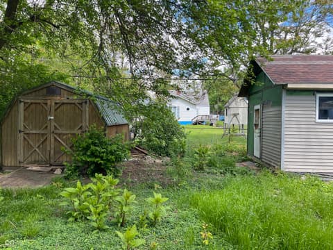 Yard at 712 N Parkway Drive, Anderson, IN
