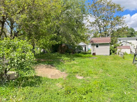 Yard at 712 N Parkway Drive, Anderson, IN