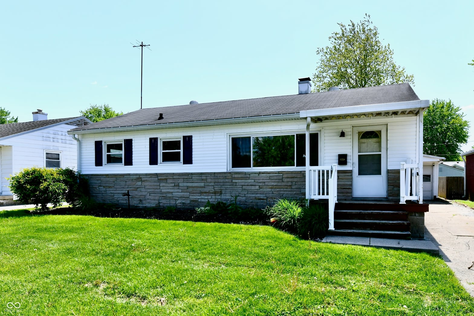 Photo of 129 E McKenzie Road, Greenfield, IN