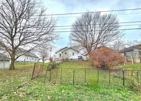 Yard at 1324 J Avenue, New Castle, IN
