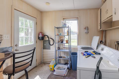 Laundry room at 1625 N New York Avenue, Muncie, IN