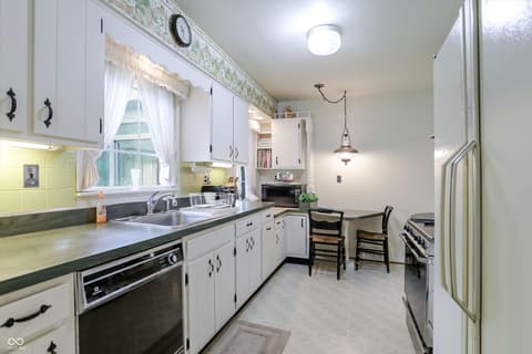 Photo of 95 N High School Road, Indianapolis, IN