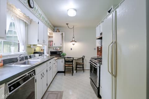 Photo of 95 N High School Road, Indianapolis, IN