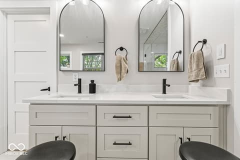 Primary bathroom at 939 Elmwood Circle, Noblesville, IN