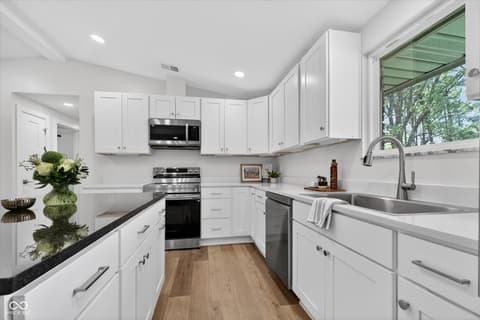 Photo of 646 Karen Drive, Zionsville, IN