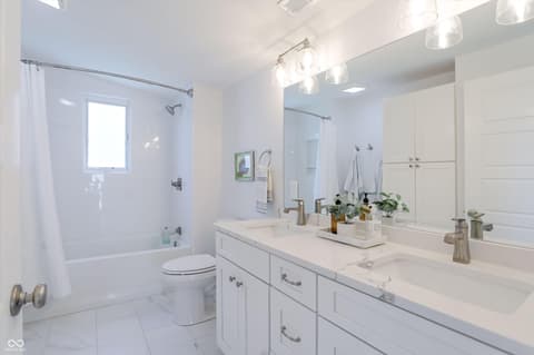 Photo of 10472 Lower Garden Way, Zionsville, IN