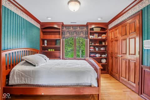 Photo of 152 Derbyshire Drive, Indianapolis, IN