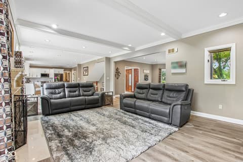 Photo of 152 Derbyshire Drive, Indianapolis, IN