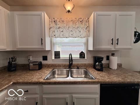 Photo of 1240 Legacy Lane, Indianapolis, IN