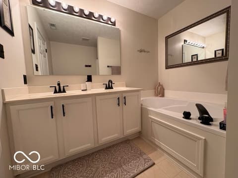 Photo of 1240 Legacy Lane, Indianapolis, IN