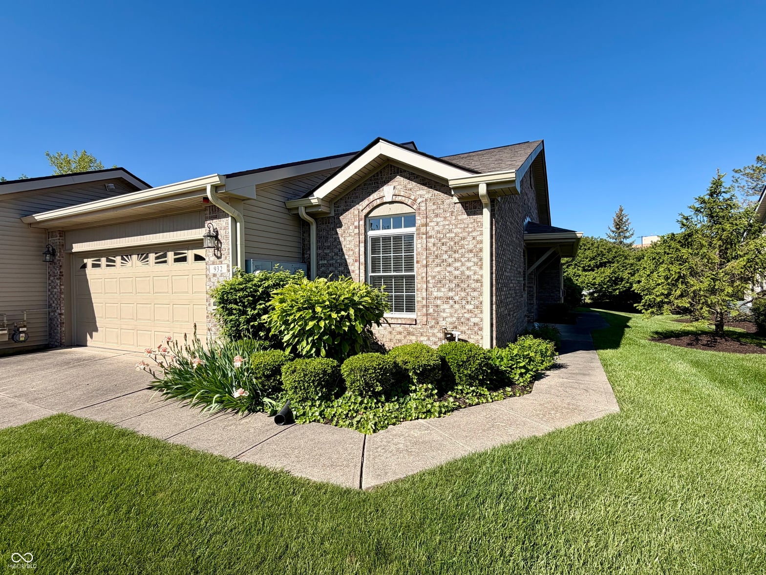 Side exterior at 932 Kirkpatrick Place, Greenfield, IN