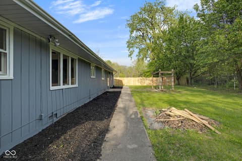 Yard at 2525 E Jackson Street, Muncie, IN