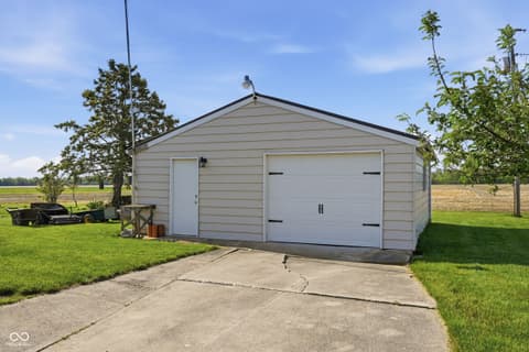 Garage at 1761 W State Road 32 Highway, Winchester, IN