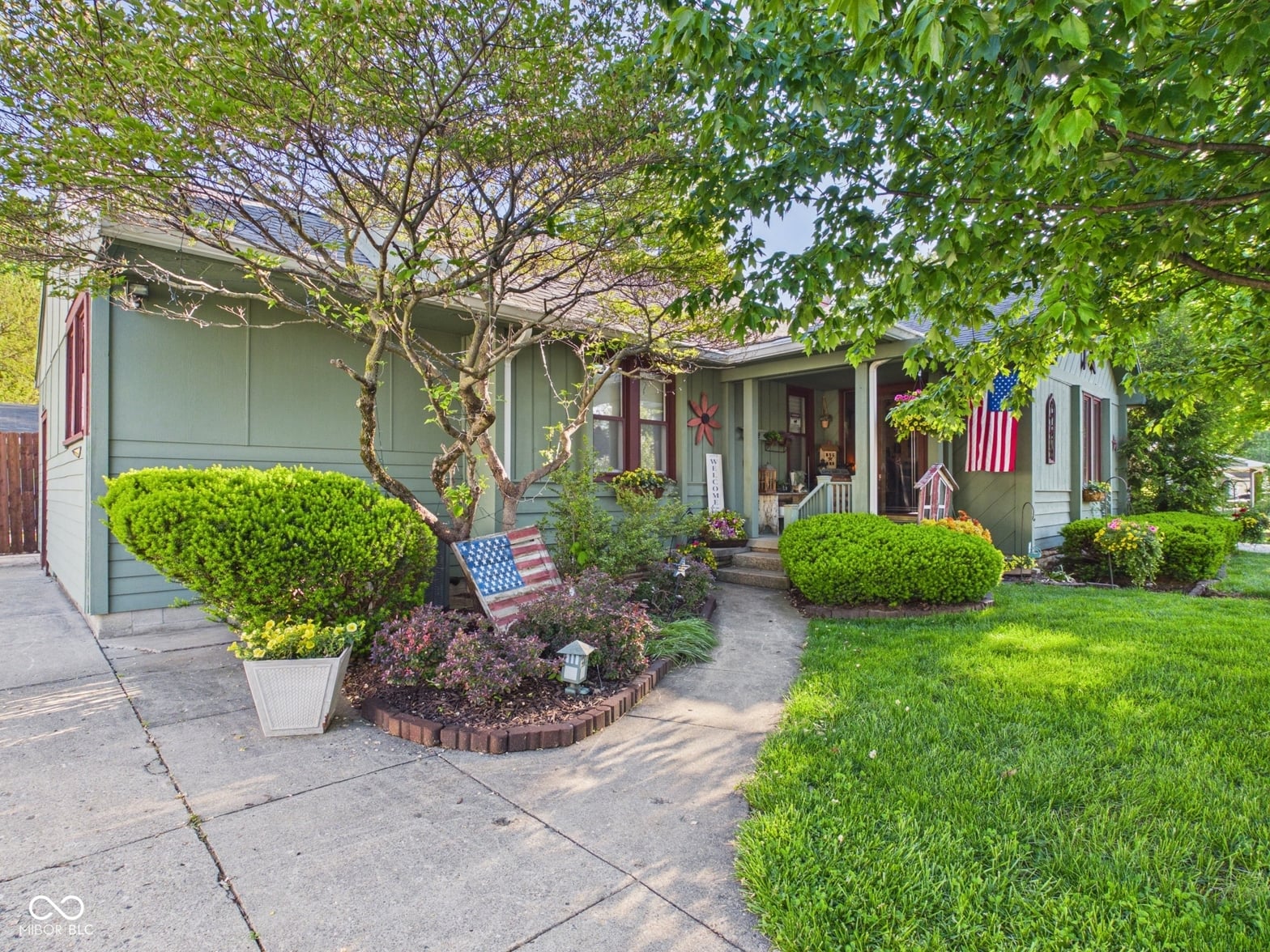 Photo of 318 Vasbinder Drive, Chesterfield, IN