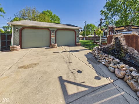 Photo of 318 Vasbinder Drive, Chesterfield, IN