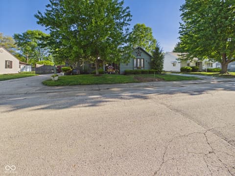 Photo of 318 Vasbinder Drive, Chesterfield, IN