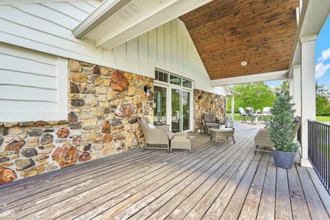 Outdoor living area at 3274 E 700 N, Whiteland, IN