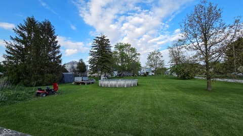 Yard at 415 S Columbia Street, Union City, IN
