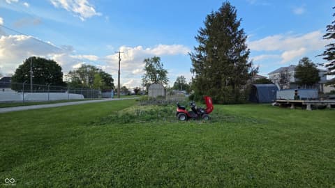 Yard at 415 S Columbia Street, Union City, IN