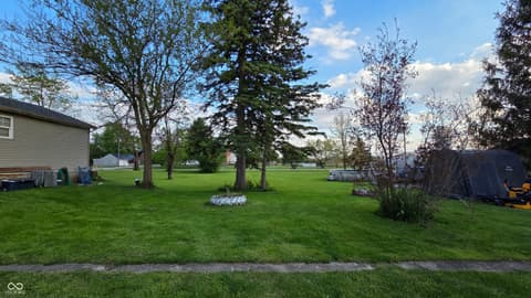 Yard at 415 S Columbia Street, Union City, IN