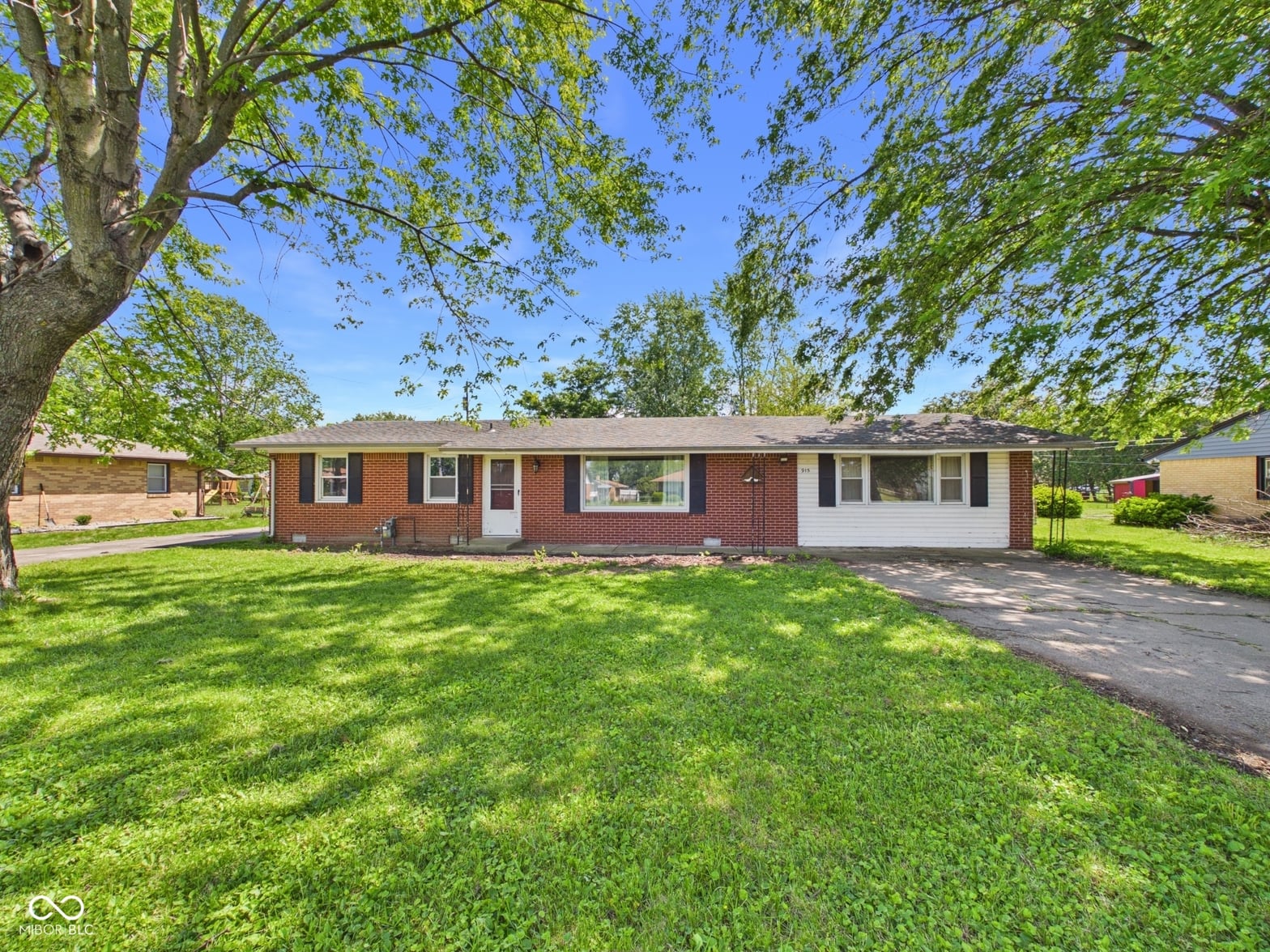 Front exterior at 915 Hattie Drive, Anderson, IN