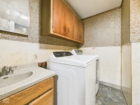 Laundry room at 915 Hattie Drive, Anderson, IN