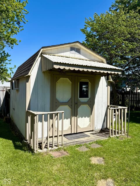 Photo of 1059 Lake Drive E, Brownsburg, IN