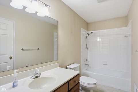 Photo of 625 Eagle Creek Circle, Zionsville, IN