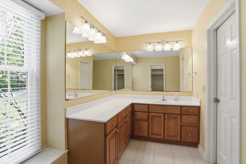 Photo of 625 Eagle Creek Circle, Zionsville, IN