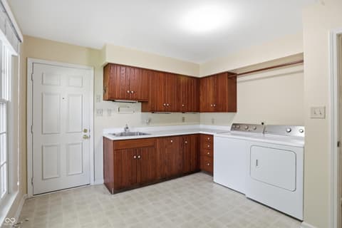 Photo of 625 Eagle Creek Circle, Zionsville, IN