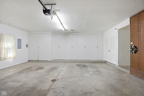 Photo of 625 Eagle Creek Circle, Zionsville, IN
