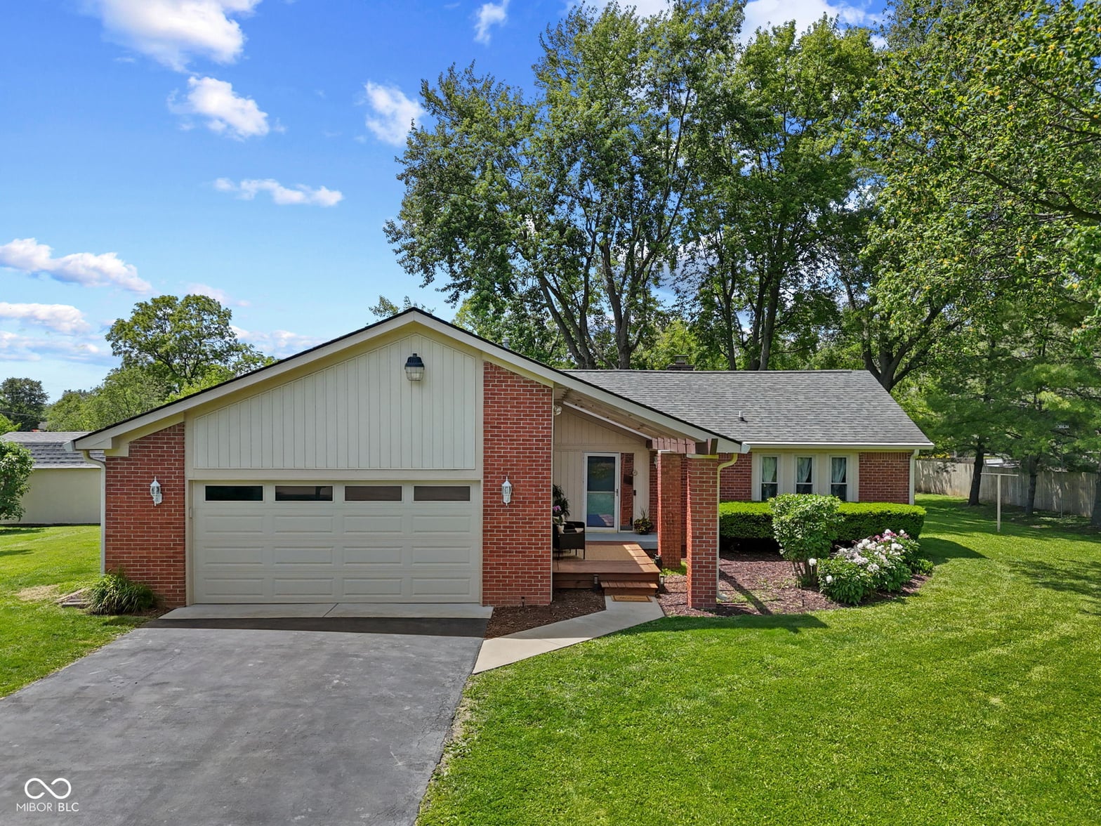 Front exterior at 1092 S Quail Court, New Palestine, IN
